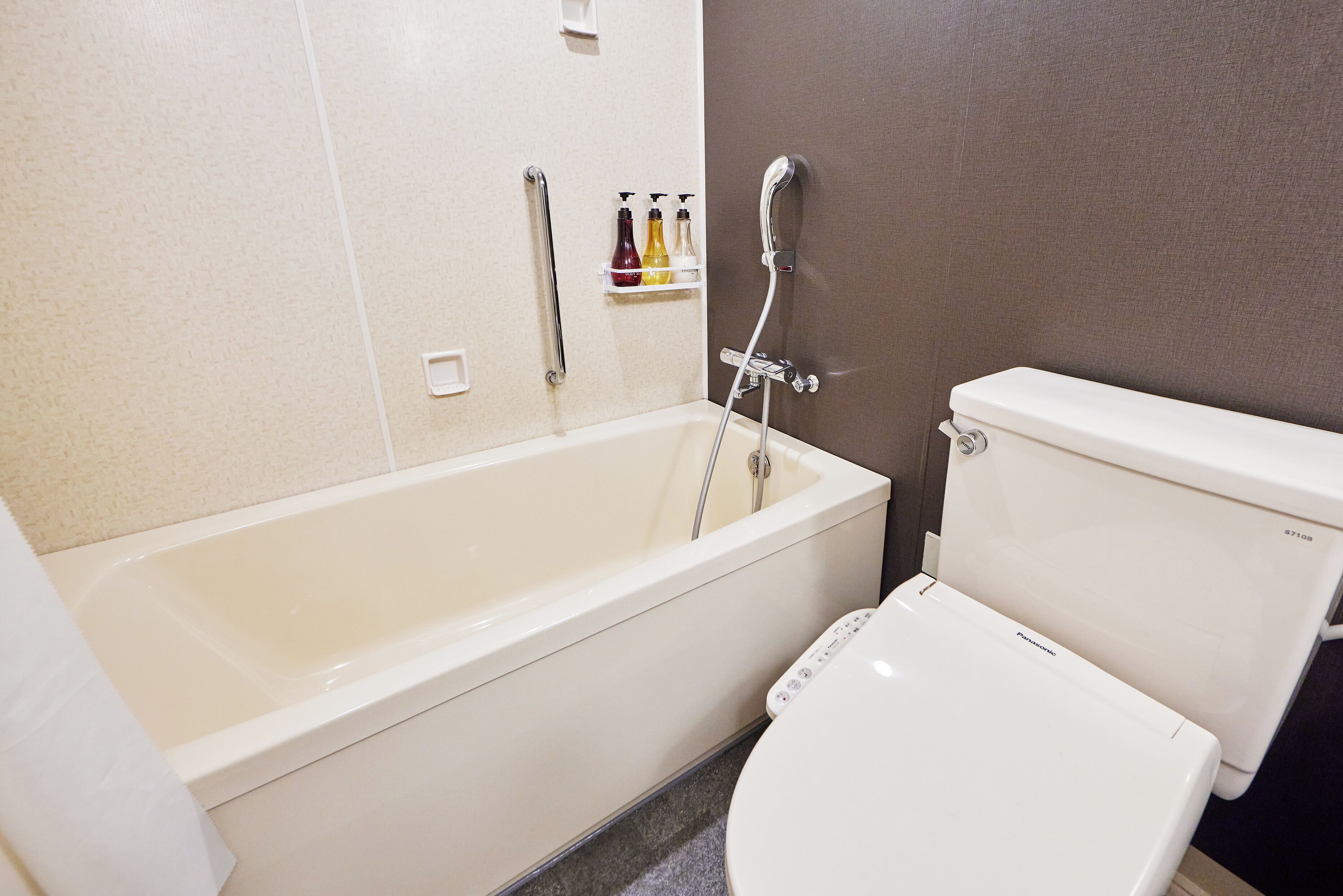 combined shower/bathtub, free toiletries, hair dryer, slippers