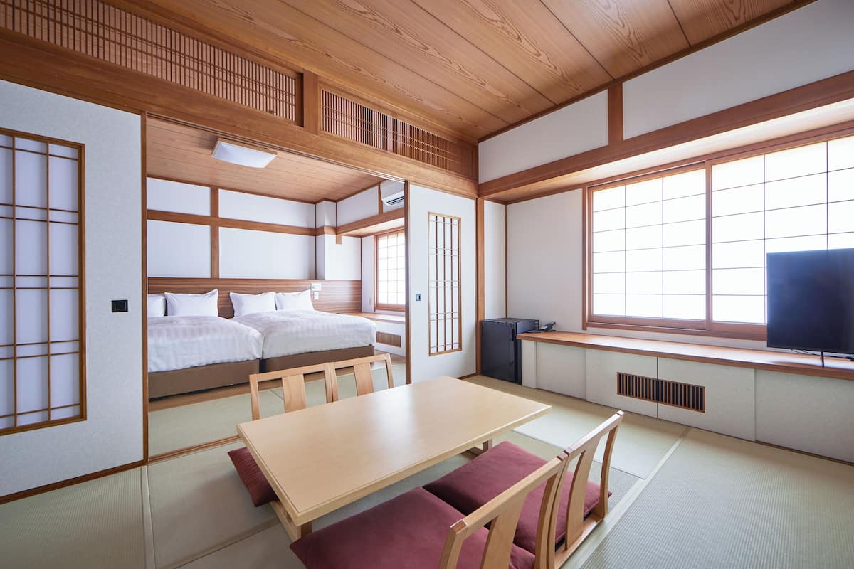 Hollywood Twin Room, Non Smoking | Free WiFi, bed sheets