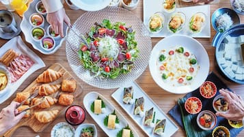 Daily buffet breakfast (JPY 1300 per person)