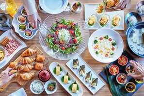 Päivittäinen buffetaamiainen (1300 JPY per henkilö)