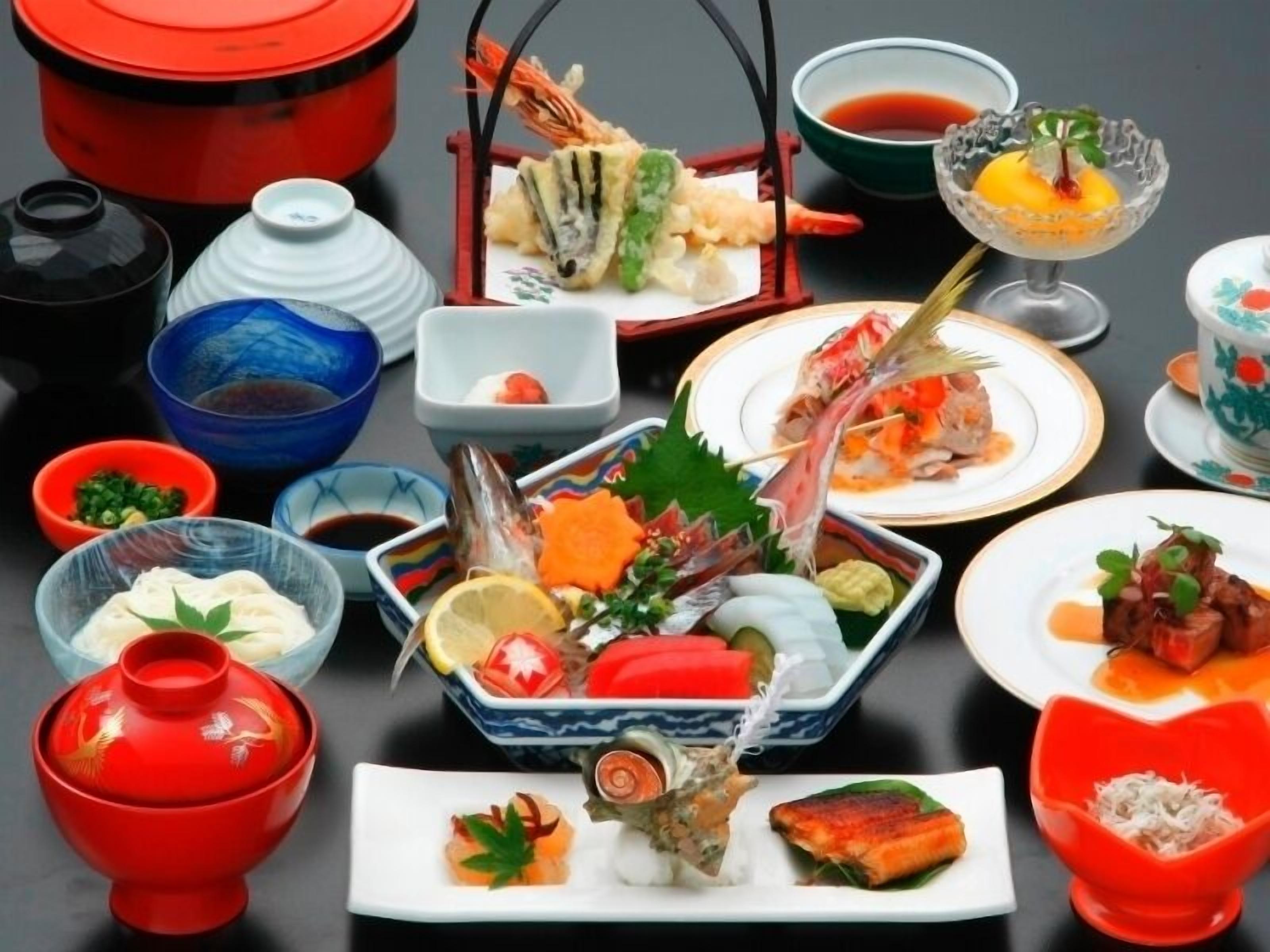 Une variété de plats et d’ustensiles de cuisine japonais disposés sur une table.
