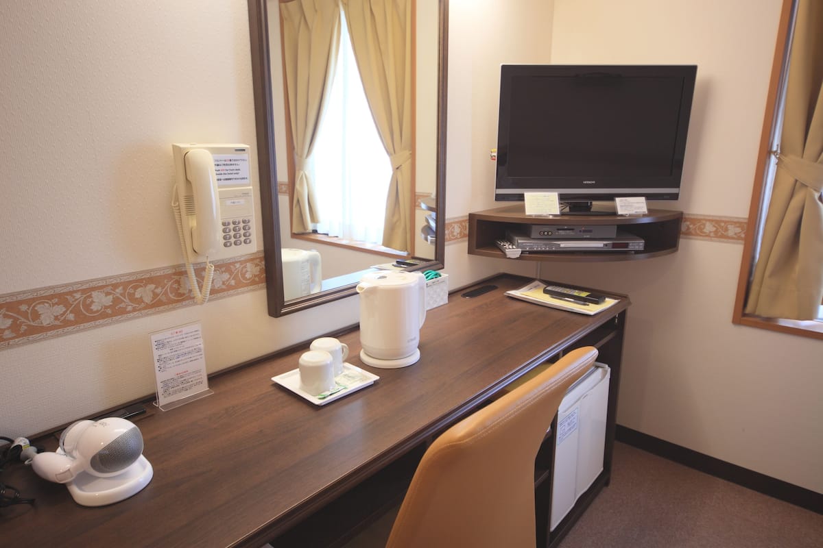 desk, free wifi, bed sheets