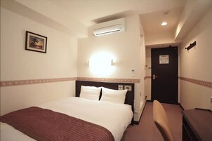 Escritorio, wifi gratis, ropa de cama