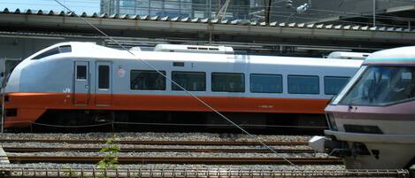 Un quai de gare avec un train sur les voies.