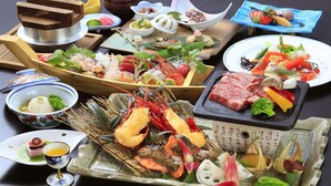Verschiedene Meeresfrüchte und Fleischgerichte, darunter Hummer, Lachs und Rind, sind auf einem Tisch angerichtet.