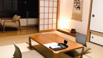 Japanese Style Room | In-room safe, free WiFi, bed sheets