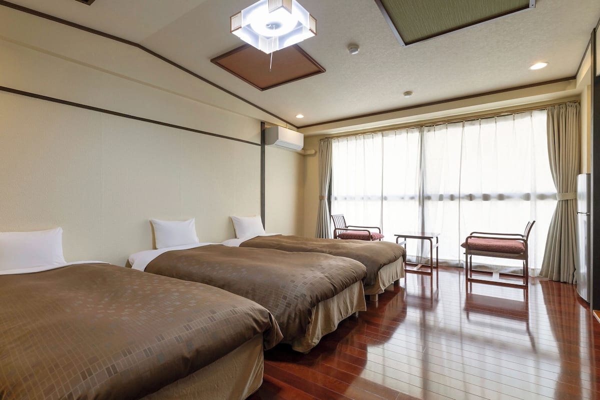 Standard Triple Room - Shower Only - Non-Smoking | WiFi (free), bed sheets