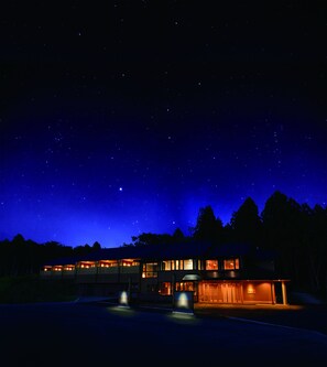 Mặt tiền nơi lưu trú - ban đêm