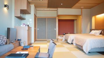 Japanese Western Style Room with Open-air bath | In-room safe, soundproofing, iron/ironing board, free WiFi