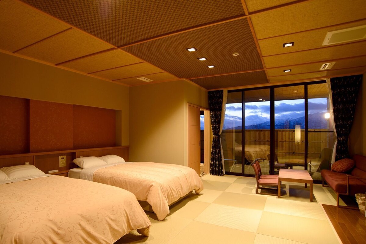 Semi Western-style Room