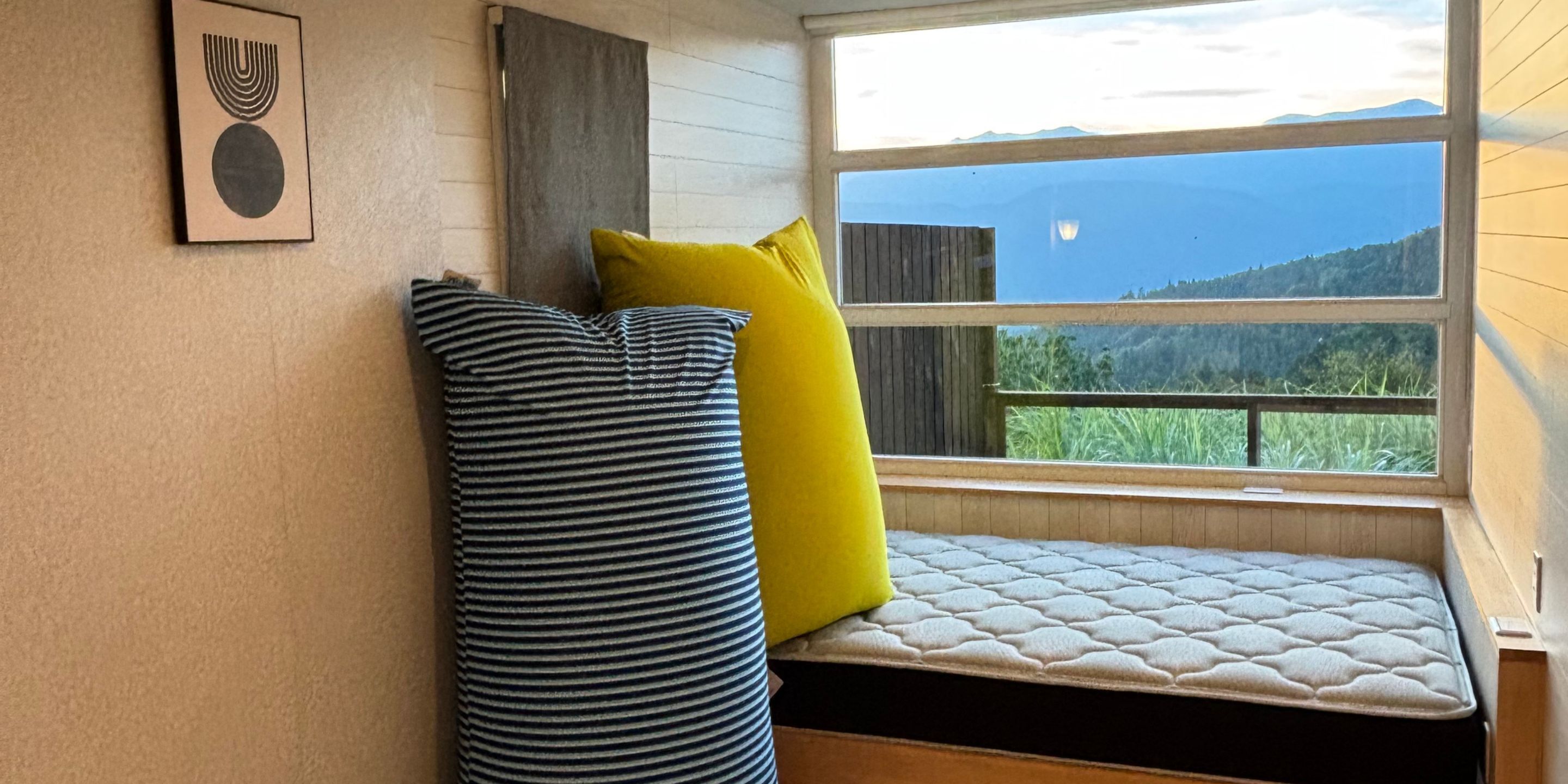 Mökki | Tallelokero huoneessa, äänieristys, silitysrauta/-lauta, ilmainen Wi-Fi