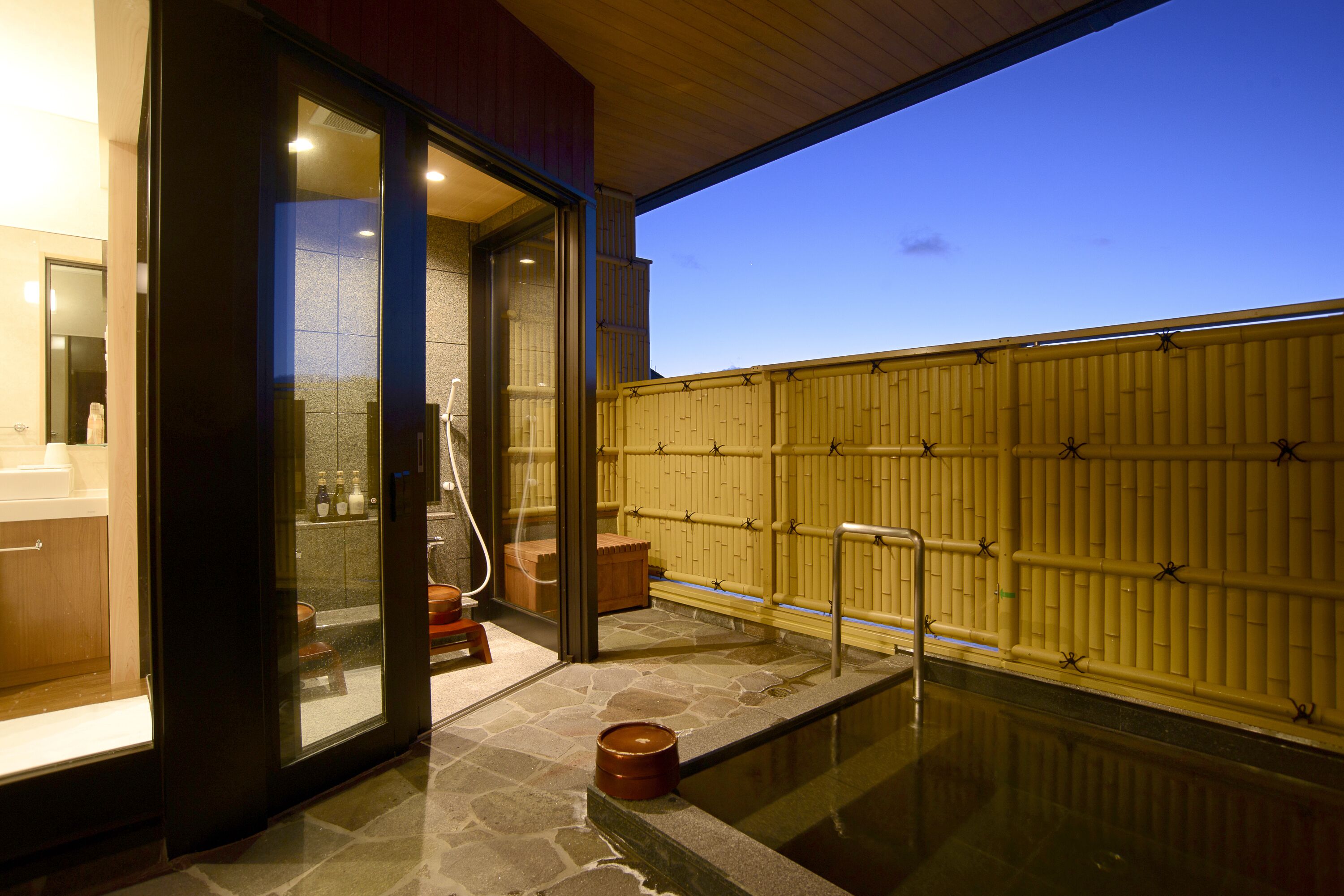 Rom, privat bad (with Private Open-air Bath) | Bad | Separat badekar og dusj og kildevannsbadekar