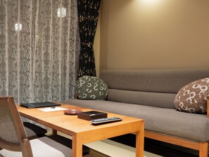 In-room safe, soundproofing, iron/ironing board, free WiFi