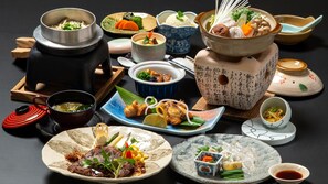 A variety of dishes and traditional Japanese tea sets. - Sun Green Kikugawa (Shimonoseki)