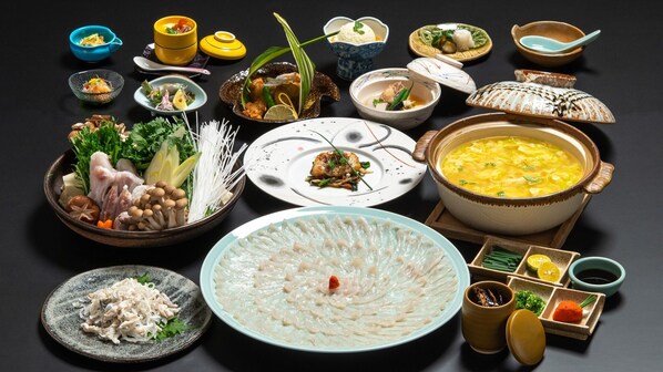 A variety of dishes and bowls on a table. - Sun Green Kikugawa (Shimonoseki)
