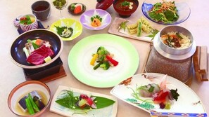 Diversos pratos dispostos sobre uma mesa, sugerindo uma experiência gastronômica com vários serviços.