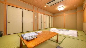 Una tradizionale stanza giapponese con pavimento in tatami, un tavolo in legno e pannelli scorrevoli shoji.