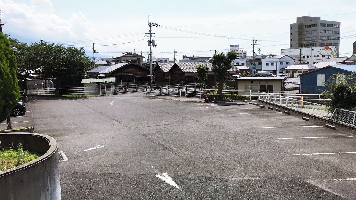 المنطقة المحيطة بالمنشأة