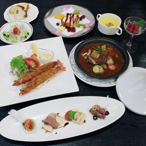 Comida y bebida
