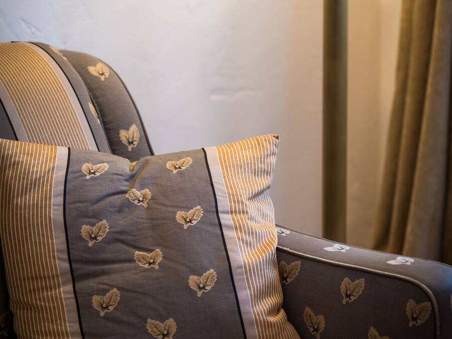 Un divano con cuscini decorati e un cuscino a righe.
