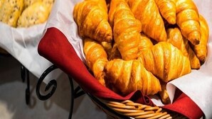 A basket of croissants and a basket of breadsticks. - Sekishuu no Yu Super Hotel Gotsu Ekimae (Gotsu)