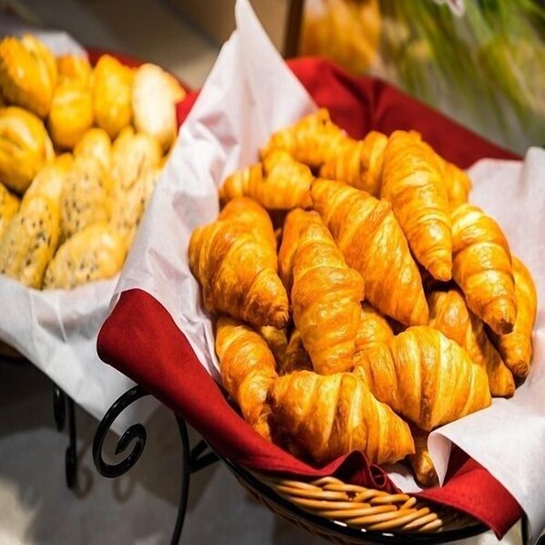 A basket of croissants and a basket of breadsticks. - Sekishuu no Yu Super Hotel Gotsu Ekimae (Gotsu)
