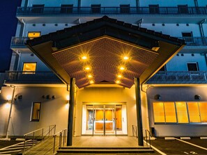 A hotel entrance with a covered walkway, a glass door entrance, and a parking area. - Sekishuu no Yu Super Hotel Gotsu Ekimae (Gotsu)
