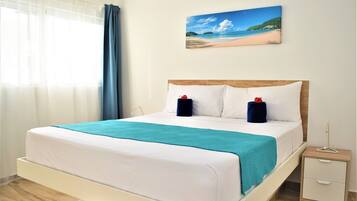 Allergitestade sängkläder och värdeförvaringsskåp på rummet