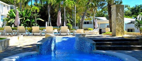 2 piscinas al aire libre, sombrillas, sillones reclinables de piscina