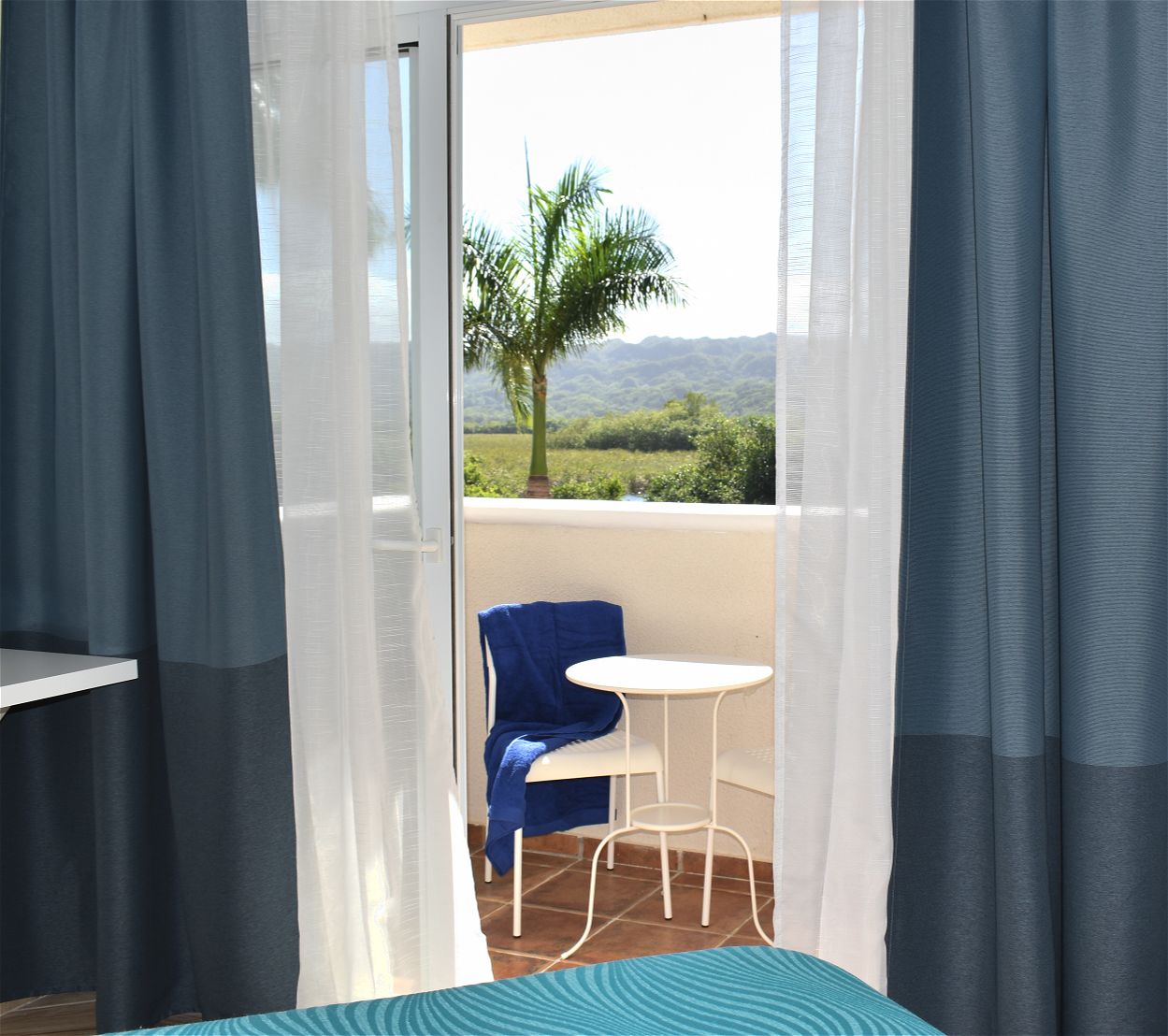 standard double room, 1 king bed, mountain view | living area | 34-inch flat-screen tv with cable channels