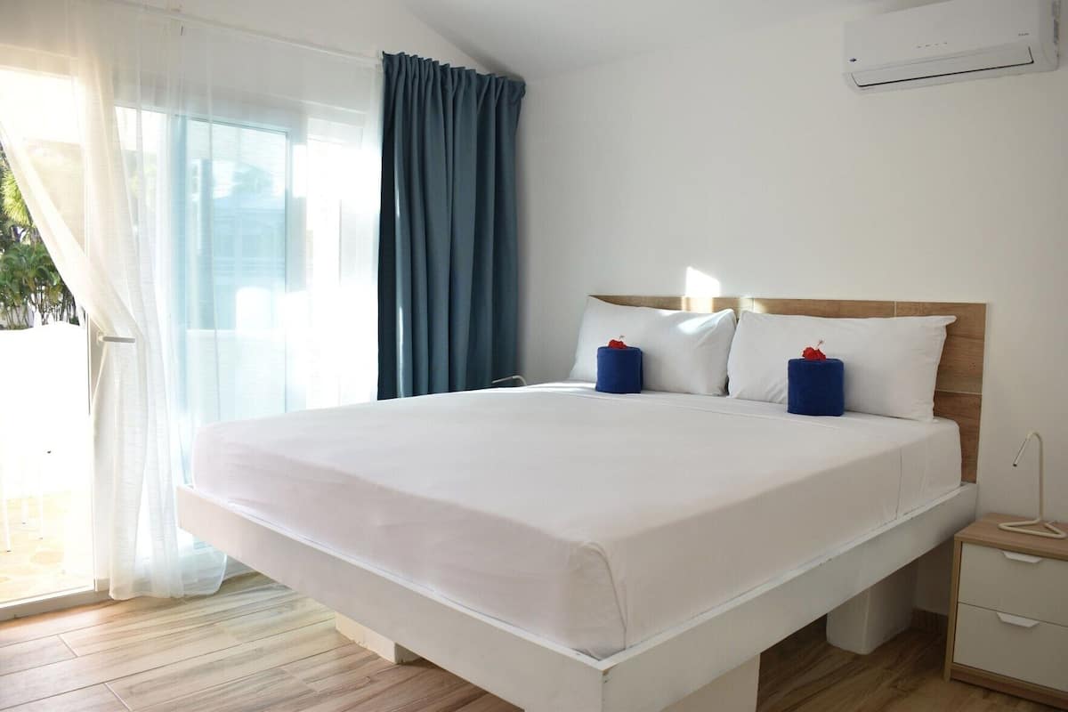 Hypo-allergenic bedding available, in-room safe, soundproofing