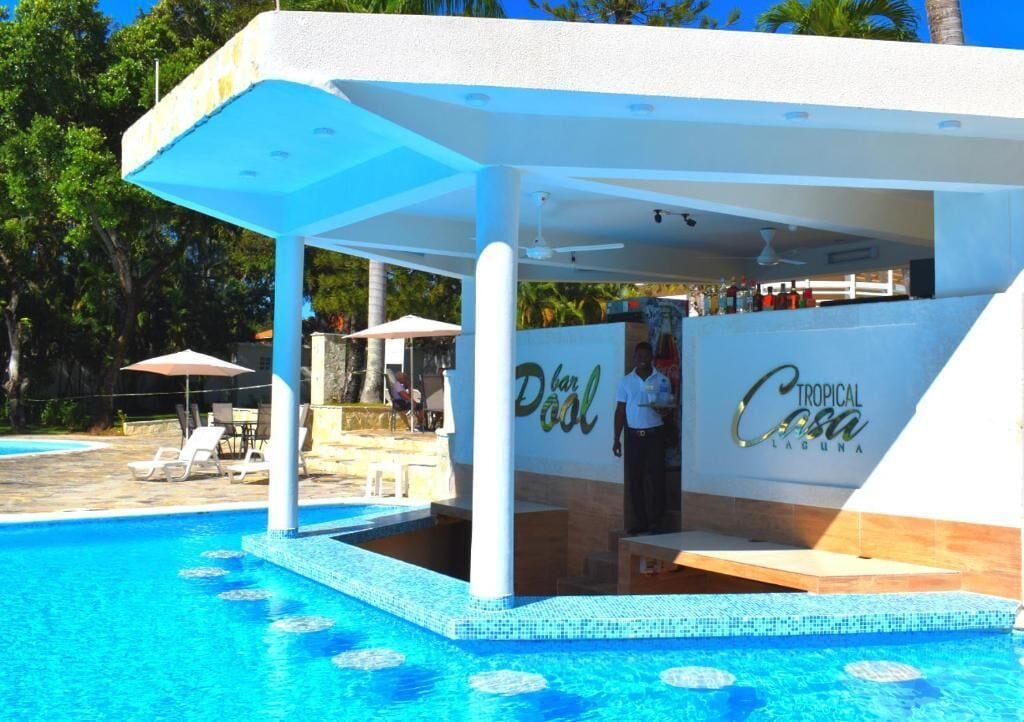 Area bar a bordo piscina, con un cartello che riporta 'Bar Dool Tropical Casa Laguna'.