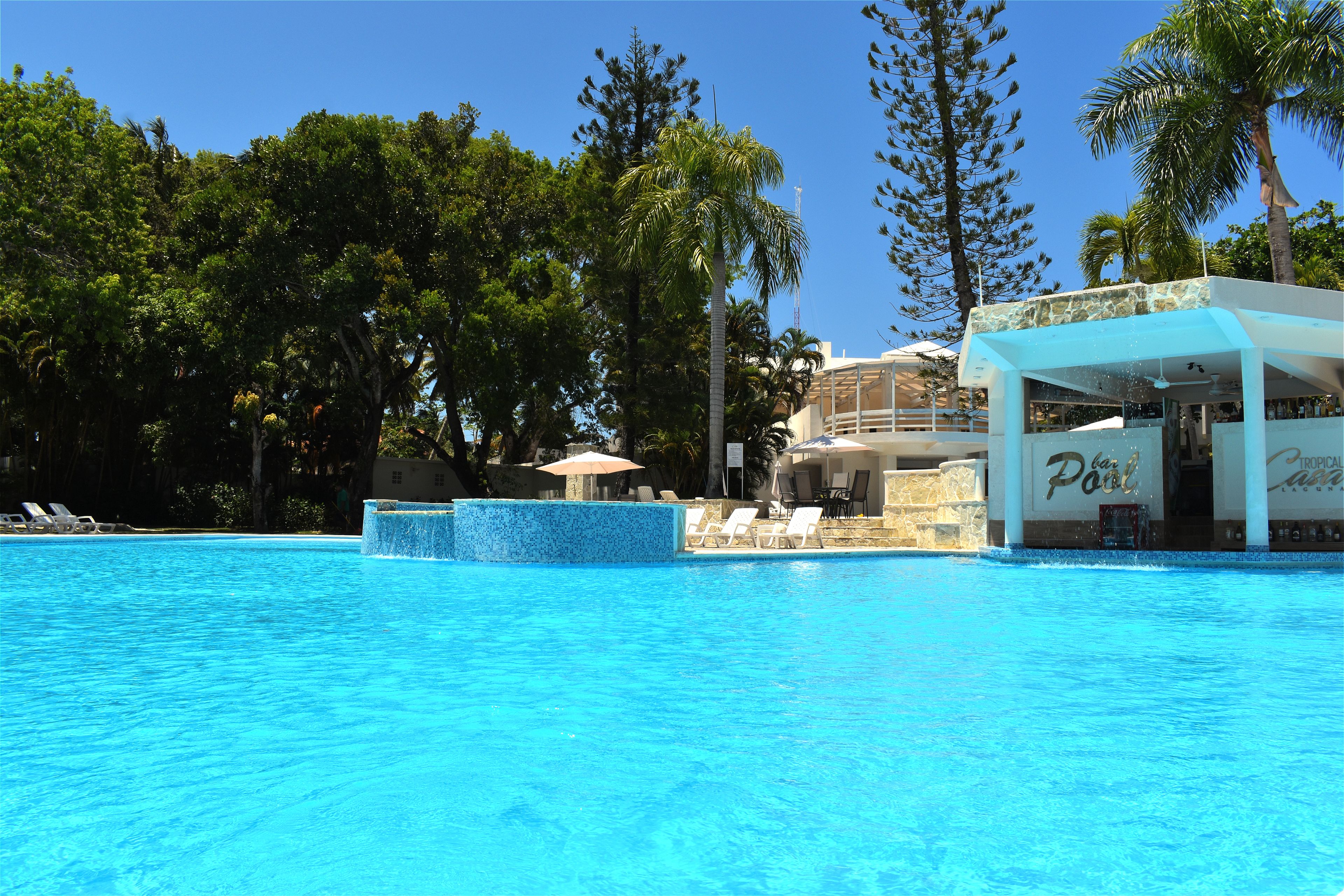 2 室外游泳池，08:00 至 19:00 开放，池畔遮阳伞，日光浴躺椅