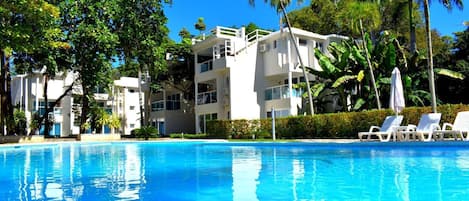 2 piscines extérieures, parasols de plage, chaises longues