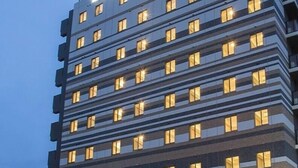 A multi-story hotel with a modern design, featuring a prominent entrance and illuminated windows. - Extol Inn Sanyo Onoda Asa Ekimae (Sanyoonoda)