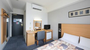 A hotel room with a bed, desk, chair, and a television. - Hotel Econo Taki (Taki)