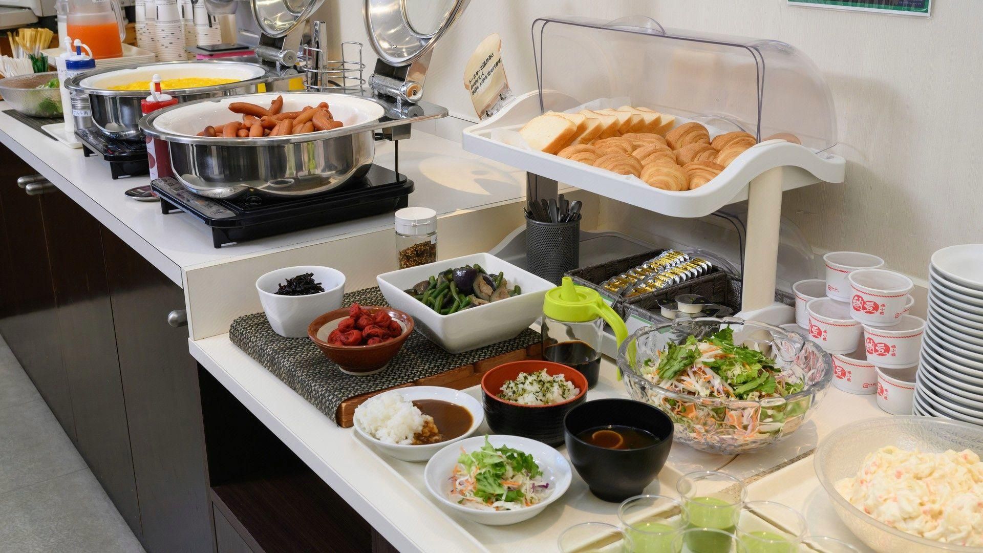 Un bufé con diversos alimentos y acompañamientos.