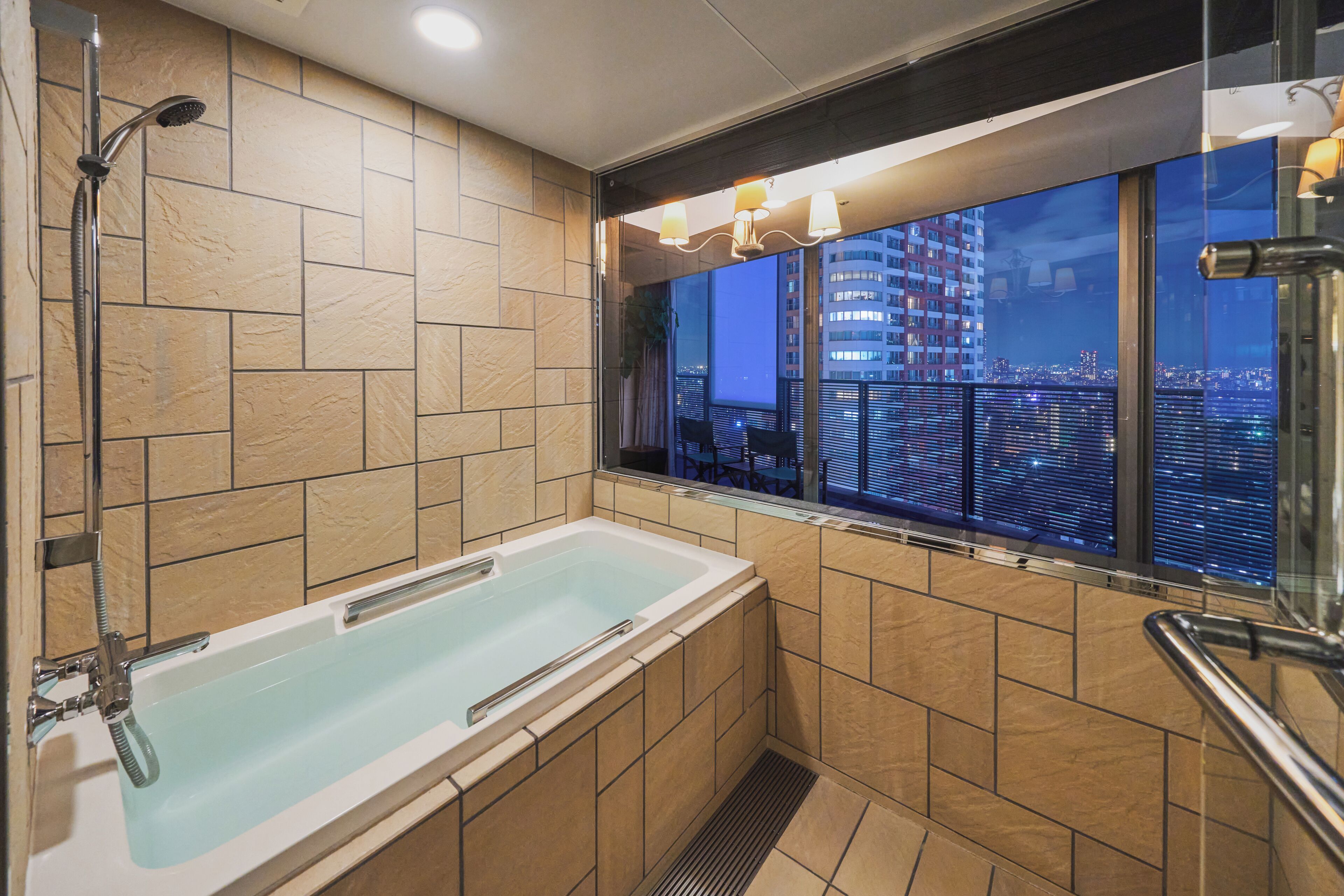 deluxe twin room | bathroom | combined shower/bathtub, free toiletries, hair dryer, bathrobes