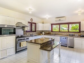 ثلاجة، ميكروويف، فرن، موقد طهي مسطح