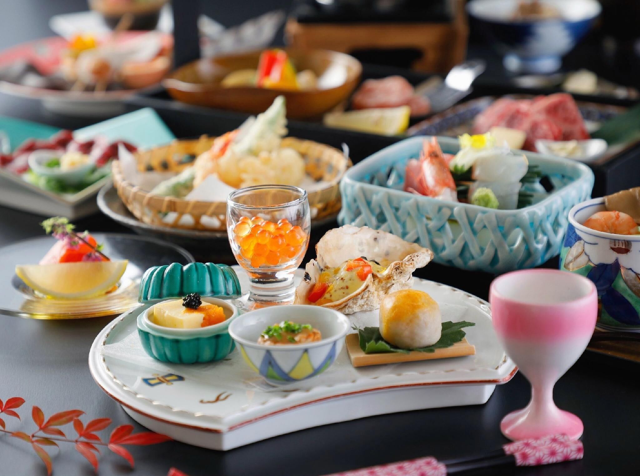 Una variedad de platos y alimentos en una mesa, incluyendo mariscos, verduras y posiblemente sushi.