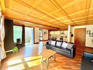 Smart TV, books - Next to the lake! Parking, garden, Dog welcome! (bellagio)