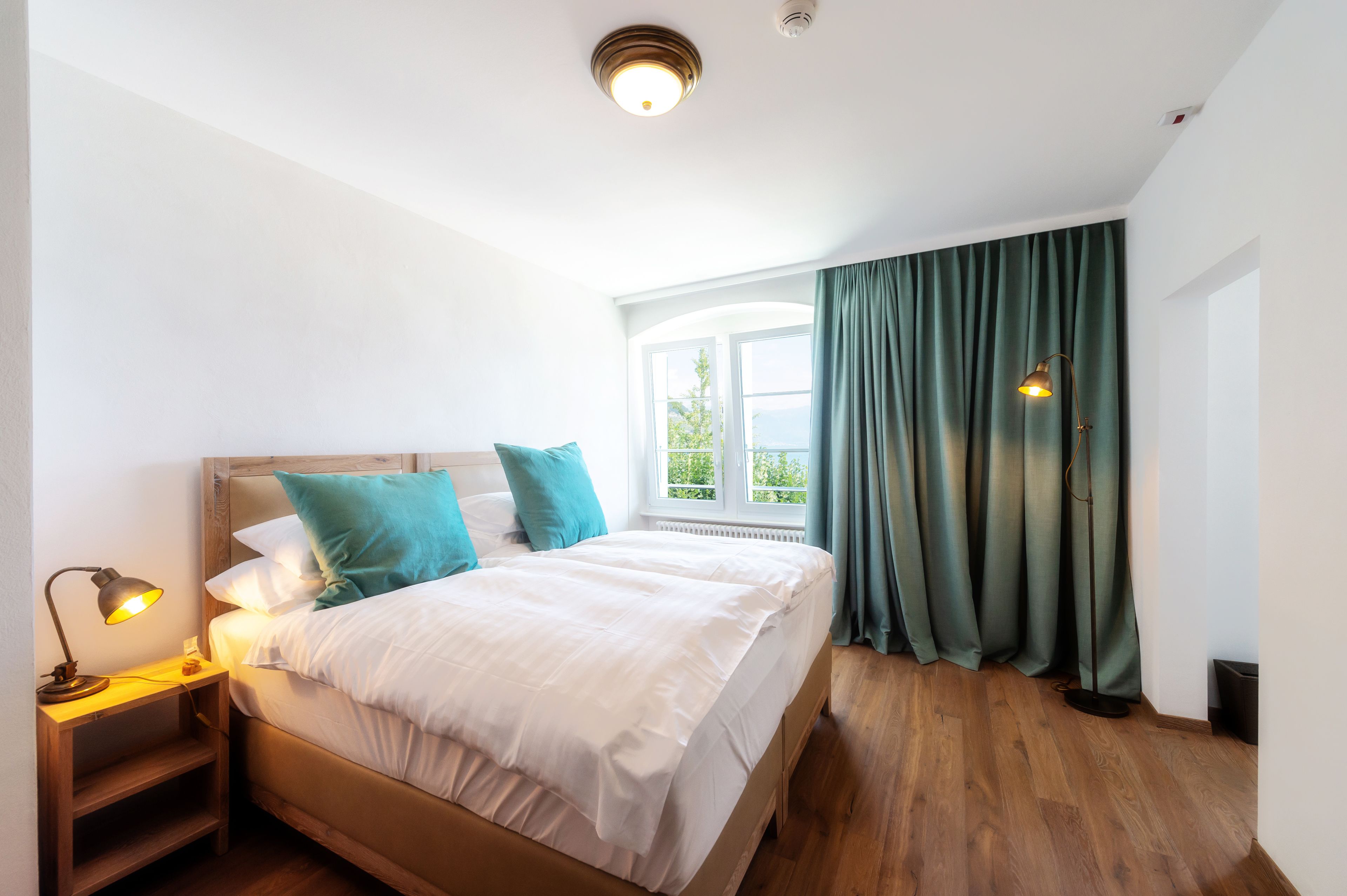 desk, free cots/infant beds, free wifi, bed sheets