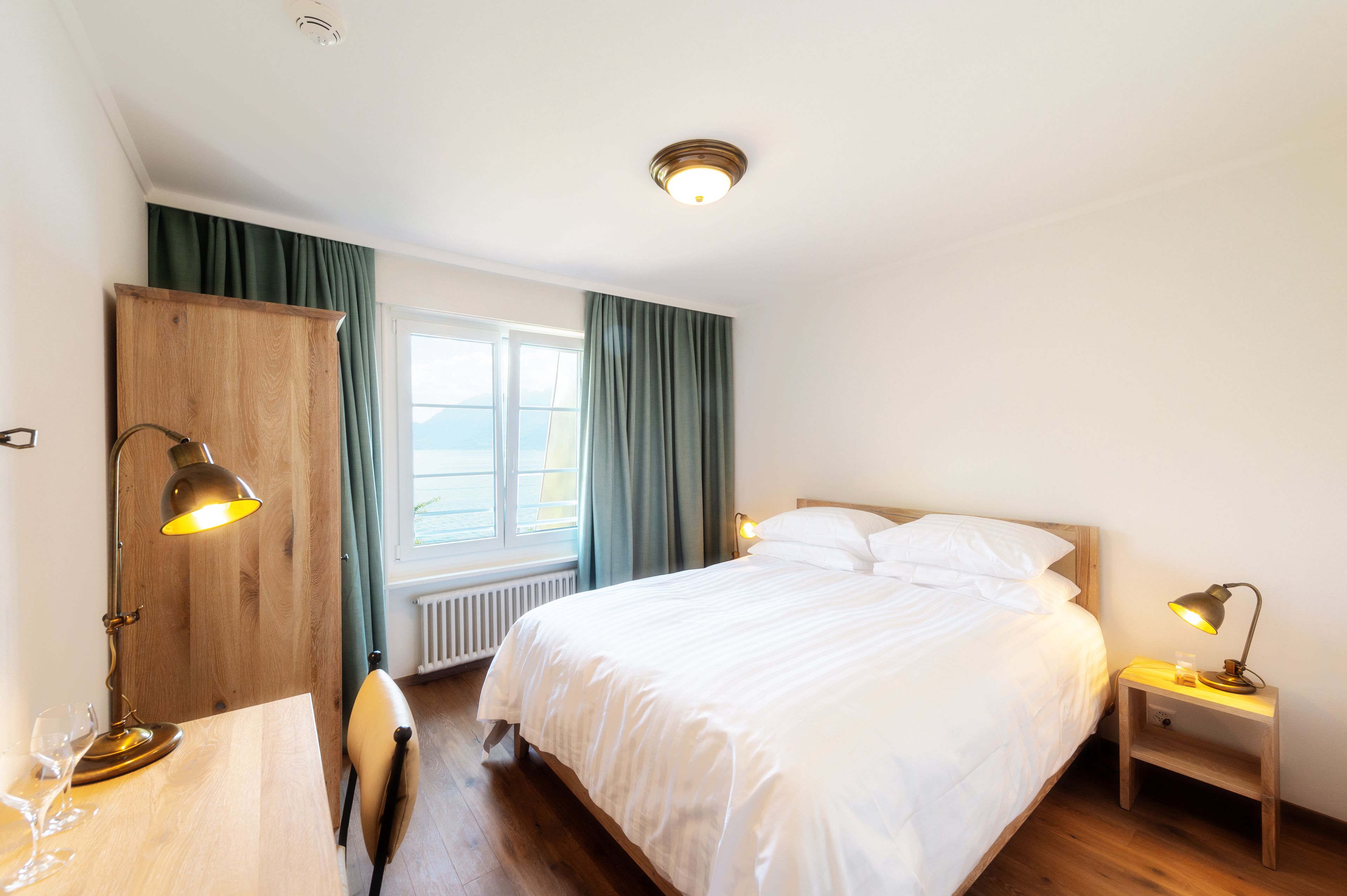 desk, free cots/infant beds, free wifi, bed sheets