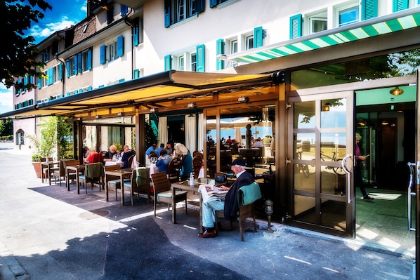 Breakfast (CHF 20 per person)