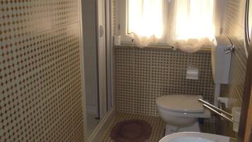 SĂšche-cheveux, serviettes fournies, savon, papier toilette