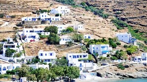 A coastal village with white buildings, a beach, and rocky terrain. - Luxury Wave  Maisonette Ormos Isternion Tinos (Tinos)