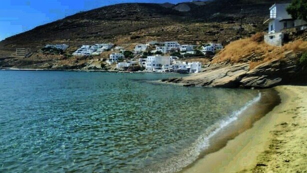 A coastal village with white buildings, a beach, and a hill in the background. - Luxury Wave  Maisonette Ormos Isternion Tinos (Tinos)