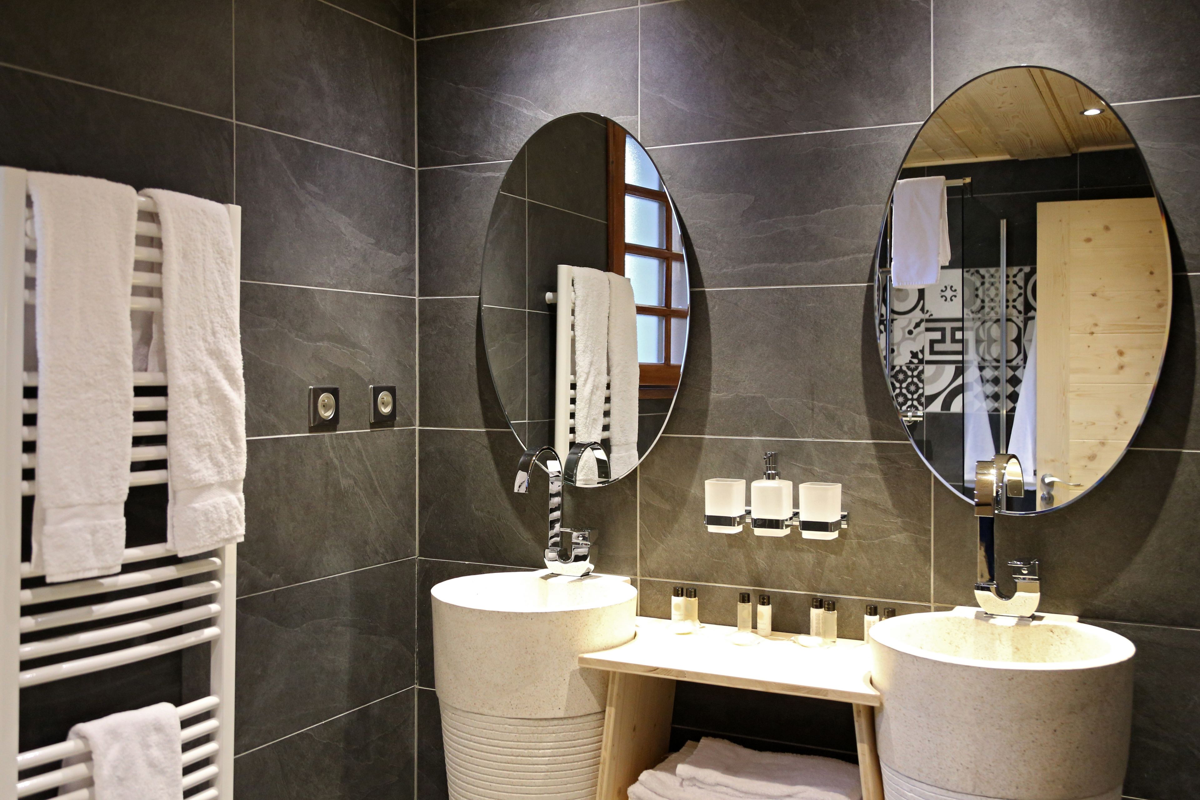 family double room, garden view | bathroom sink