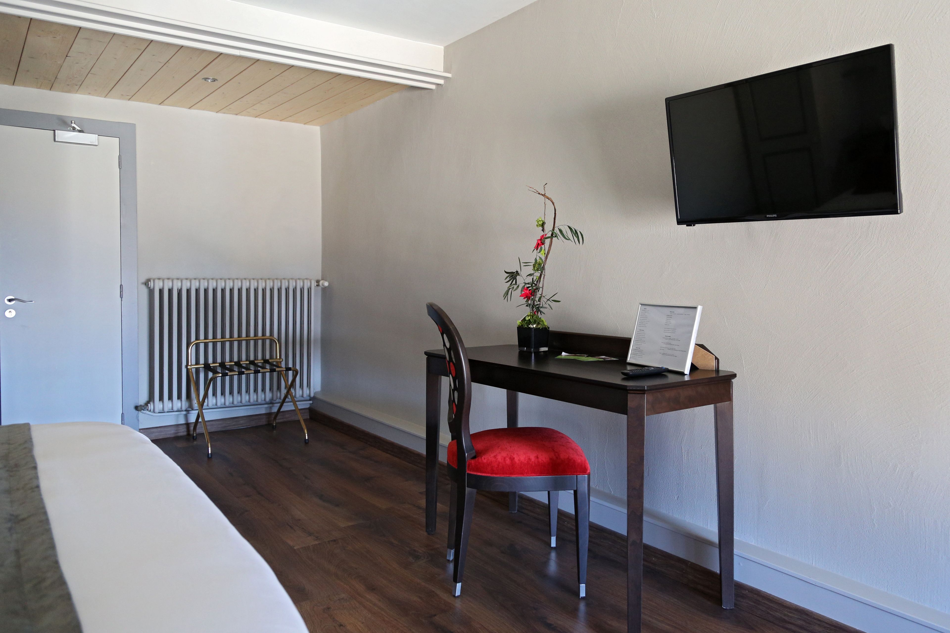 superior double room, city view | television