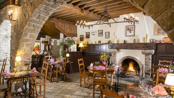 Melayani makan siang dan makan malam dengan sajian masakan Prancis